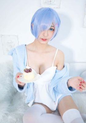 操白丝美女_HD在线观看